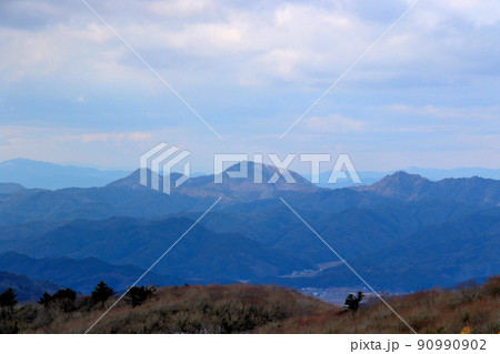 深山~るり渓ハイキングコースより到着した深山頂上から三嶽を中心に左に西ヶ嶽、右に小金ヶ嶽を望む 深山~るり渓ハイキングコースより到着した深山頂上から三嶽を中心に左に西ヶ嶽、右に小金ヶ嶽を望む 90990902