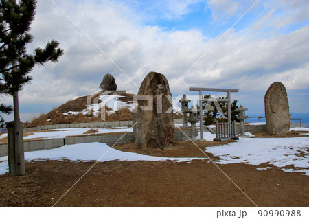 深山~るり渓ハイキングコースより深山頂上へ。深山宮が迎えてくれる 深山~るり渓ハイキングコースより深山頂上へ。深山宮が迎えてくれる 90990988