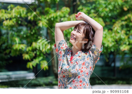 屋外を歩く花柄のワンピースを着た女性 屋外を歩く花柄のワンピースを着た女性 90993108