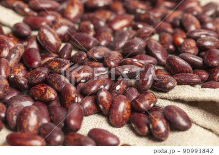 Grains red beans putting on linen background 90993842