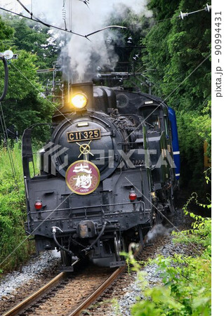 新緑のトンネルを抜けて…鬼怒川路を力走するSL大樹 90994431