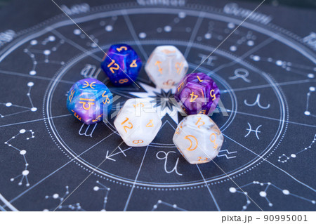 Zodiac horoscope with divination dice 90995001