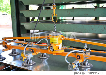 バキュームクレーン　真空吸着クレーン　製造業　工場　鋼材 90995780