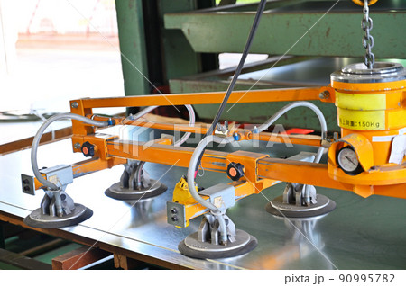 バキュームクレーン　真空吸着クレーン　製造業　工場　鋼材 90995782