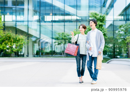 ショッピングに出かける夫婦 撮影協力:LINK FOREST ショッピングに出かける夫婦 撮影協力:LINK FOREST 90995976