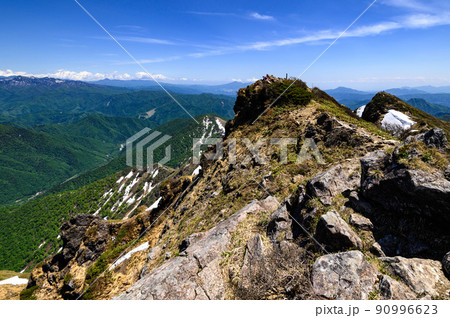（群馬県）青空と谷川岳山頂・オキの耳 90996623