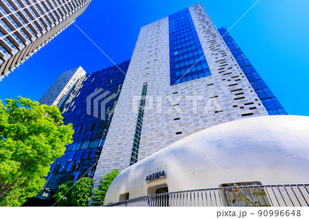 東京　新宿6丁目の都市風景　新宿イーストサイドスクエア 90996648
