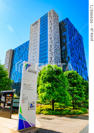 東京　新宿6丁目の都市風景　新宿イーストサイドスクエア 90996671