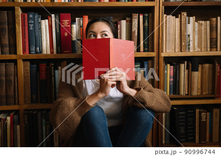 図書館・読書・本棚・書斎イメージ　 90996744