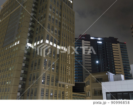 深夜の高層オフィスビル 90996858