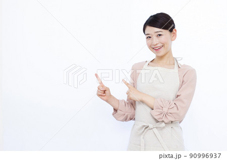 指差しをしている30代の主婦 90996937