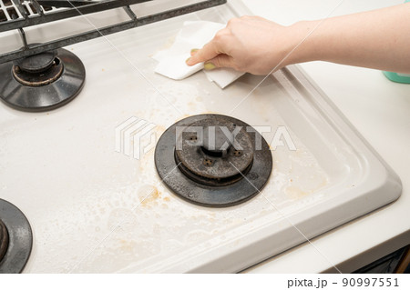 コンロの掃除シーン 90997551