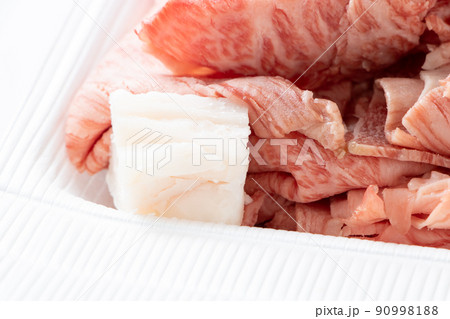 牛脂。牛肉に添えられた状態。 牛脂。牛肉に添えられた状態。 90998188