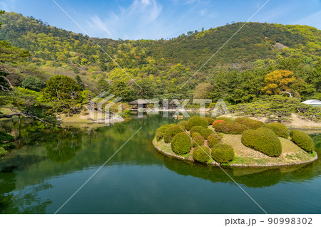 香川県高松市　栗林公園栗林公園を代表する景観の偃月橋から見る恋つつじ 90998302