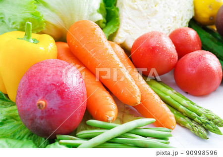 カラフルな沢山の野菜 カラフルな沢山の野菜 90998596