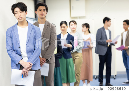 順番を待つ一列に並ぶ男女 90998610
