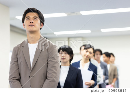 順番を待つ一列に並ぶ男女 90998615