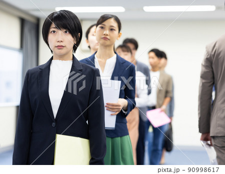 順番を待つ一列に並ぶ男女 90998617