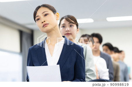 順番を待つ一列に並ぶ男女 90998619