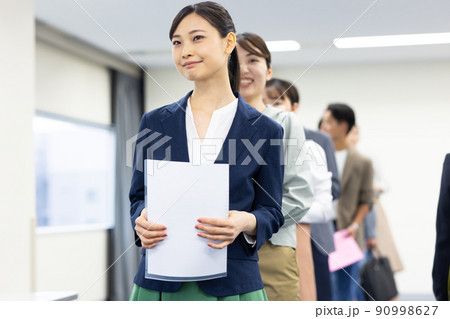 順番を待つ一列に並ぶ男女 90998627