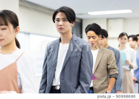 順番を待つ一列に並ぶ男女 90998690