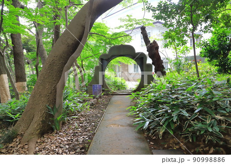 永青文庫（えいせいぶんこ）から肥後細川庭園に通じる道 90998886