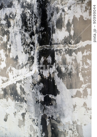Texture and background of water stains on the cement building wall. 90999044
