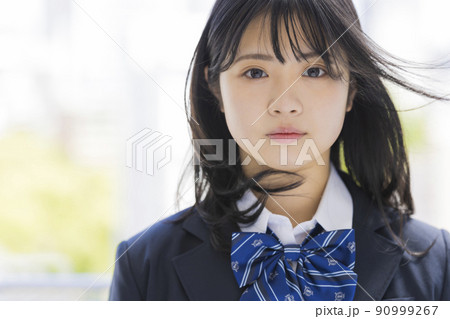 制服の女子学生 高校生 中学生 90999267