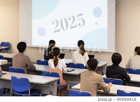 講義を受ける若い人々 90999416