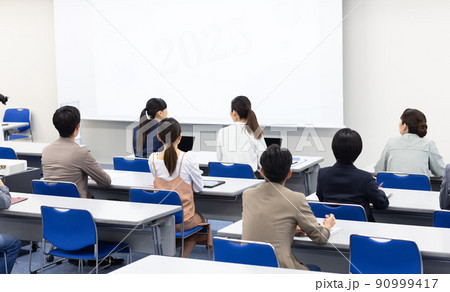 講義を受ける若い人々 90999417