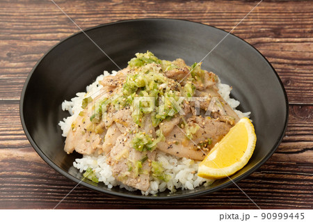 ネギ塩豚バラ丼 90999445