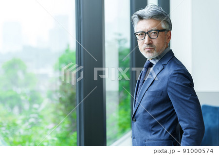 ミドルビジネスマンのポートレート 91000574