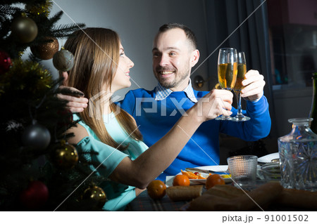 Happy couple celebrating Christmas 91001502