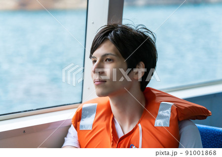 ライフジャケットを着て観光船に乗る外国人観光客 91001868