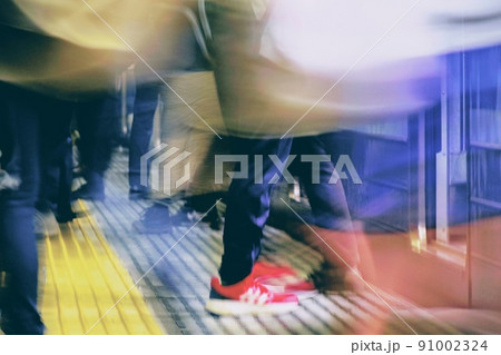 【座間】家路へ向かう、行き交う人々 91002324