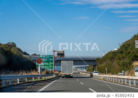 徳島県鳴門市　まもなく神戸淡路鳴門自動車道の鳴門北インターチェンジを走行中のトラック 91002431