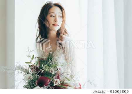 ウェディングドレスの女性 91002809