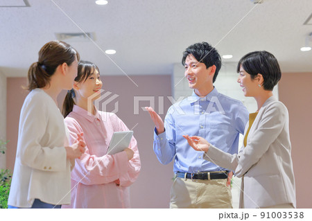 2人から意見を求められ返答に困る女性デザイナー1 91003538