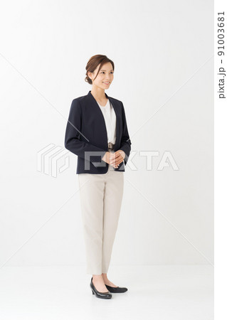 20代女性 ポートレート 全身 20代女性 ポートレート 全身 91003681