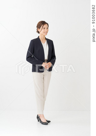 20代女性　ポートレート　全身 91003682