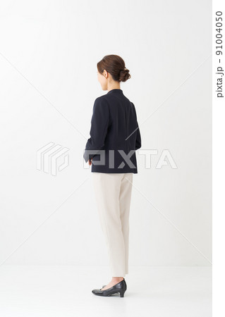 スーツ姿の女性　後ろ姿　全身 91004050