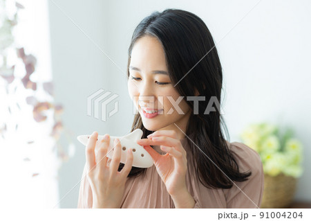 オカリナを持つ女性 オカリナを持つ女性 91004204