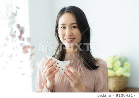 オカリナを持つ女性 オカリナを持つ女性 91004217