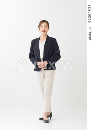20代女性　ポートレート　全身 91004358