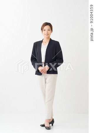 20代女性　ポートレート　全身 91004359