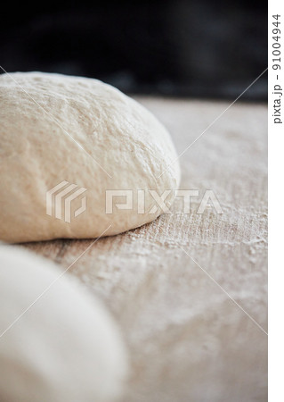 The process of making wheat bread at home. Dough shaping. The concept of healthy homemade food. Vertical photo. 91004944