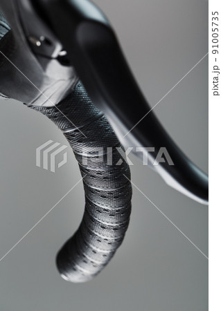 Steering wheel winding with brake handle of a road bike close-up 91005735
