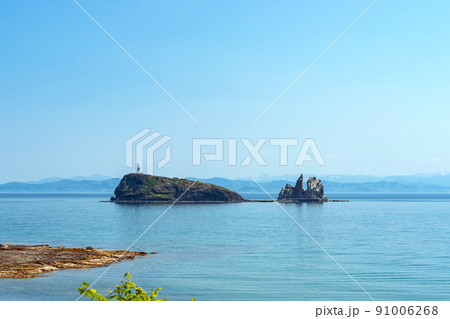【青森県下北半島脇野沢鯛島】下北ジオパーク内にある鯛に似た無人島は鯛島と呼ばれている 【青森県下北半島脇野沢鯛島】下北ジオパーク内にある鯛に似た無人島は鯛島と呼ばれている 91006268