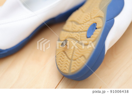 上履きに刺さった画鋲 91006438