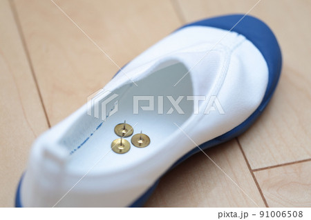 上履きに仕掛けられた画鋲 91006508